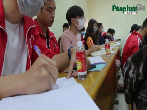 Sinh viên Hà Nội trở lại trường học sau kì nghỉ dài vì dịch Covid-19